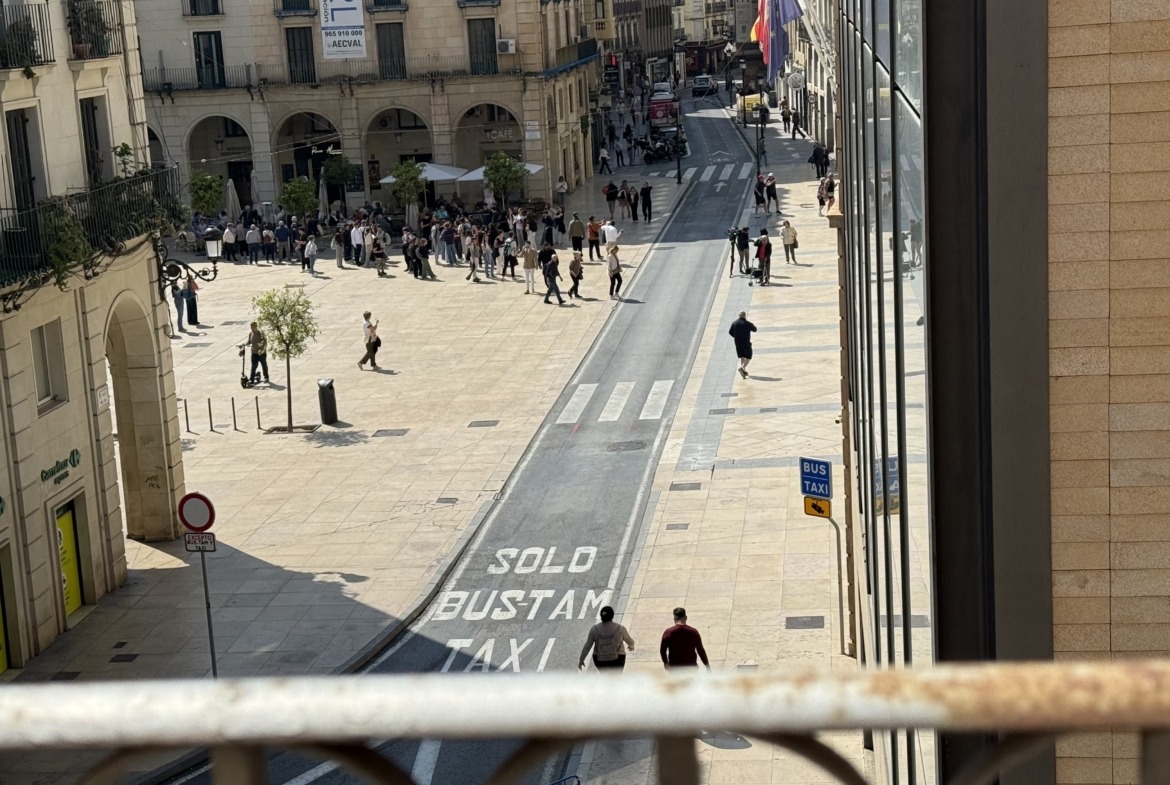 Lonja de Caballeros: Tradición y Luz en el Corazón de Alicante