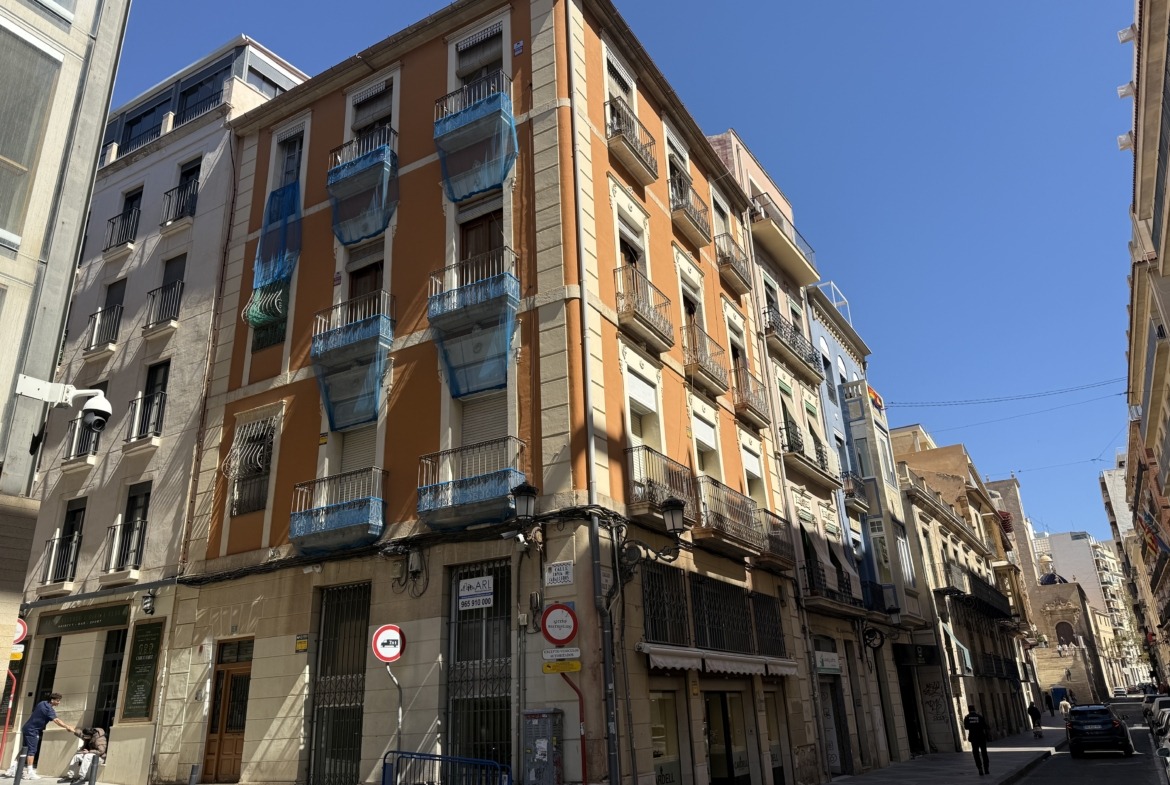 Lonja de Caballeros: Tradición y Luz en el Corazón de Alicante