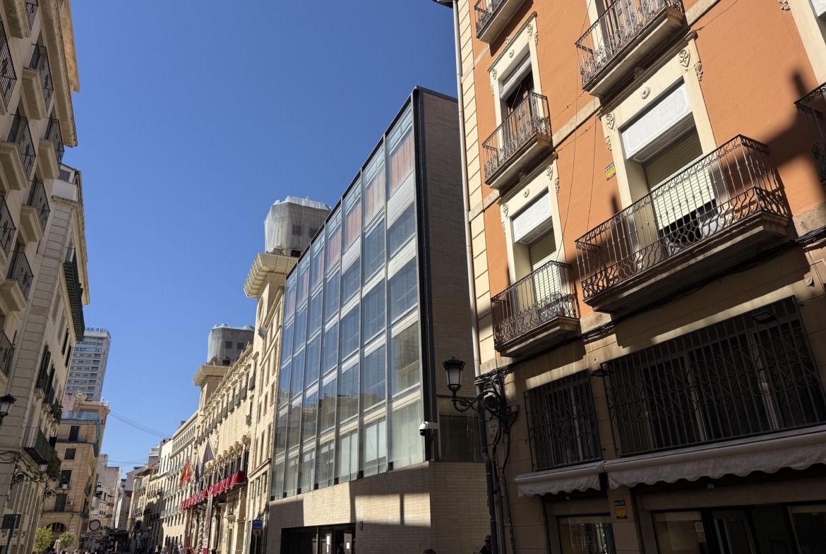 Lonja de Caballeros: Tradición y Luz en el Corazón de Alicante