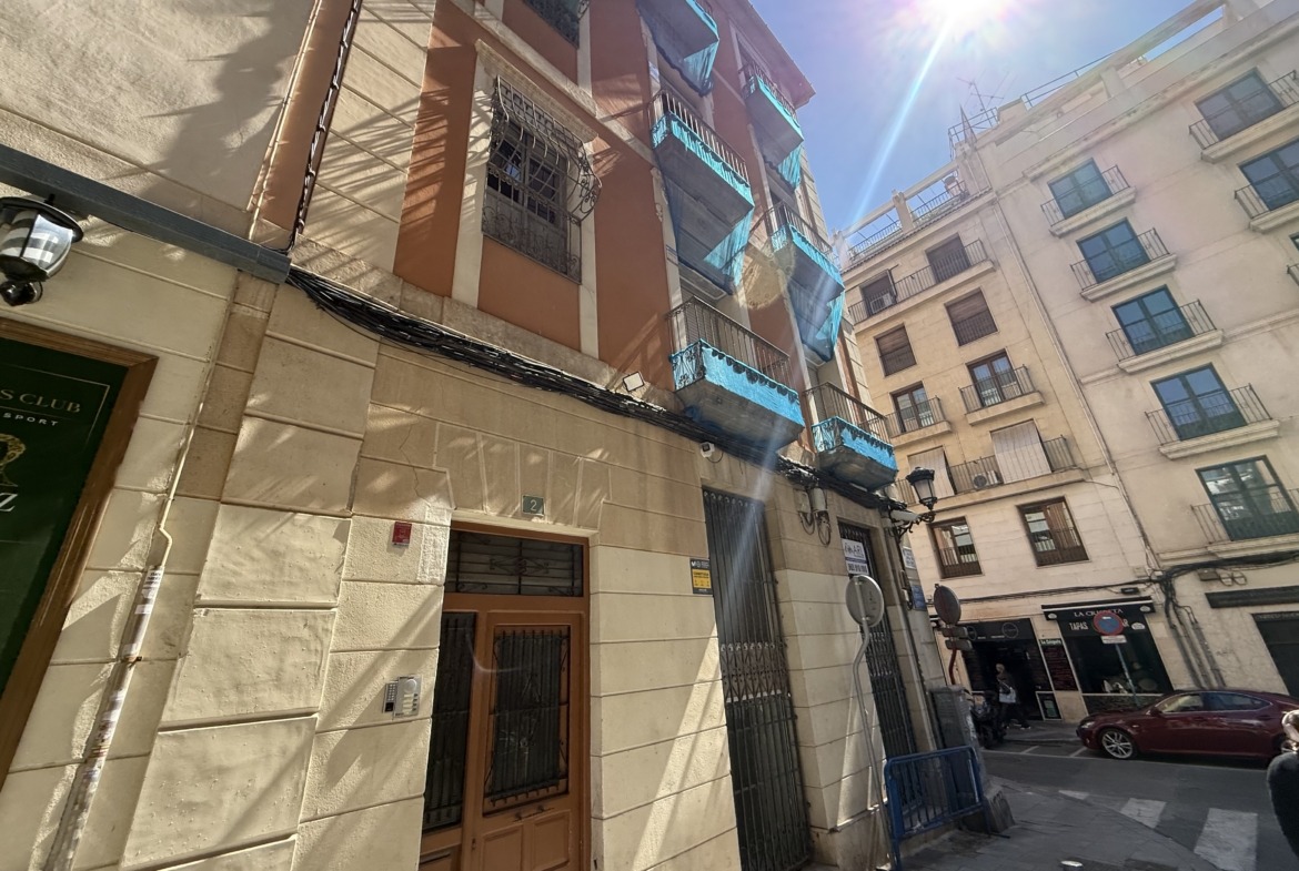 Lonja de Caballeros: Tradición y Luz en el Corazón de Alicante