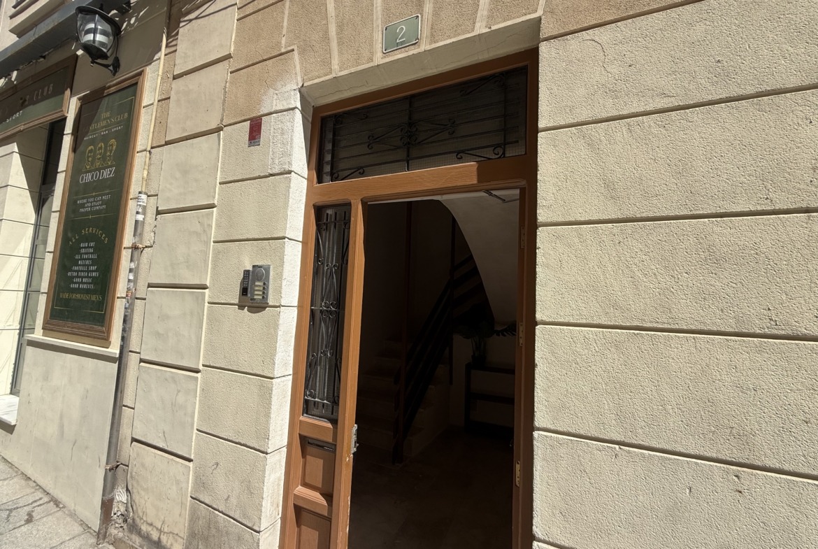 Lonja de Caballeros: Tradición y Luz en el Corazón de Alicante