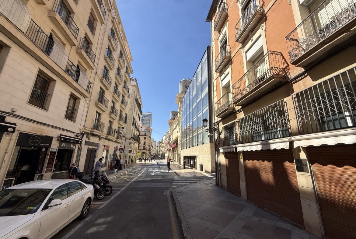 Lonja de Caballeros: Tradición y Luz en el Corazón de Alicante