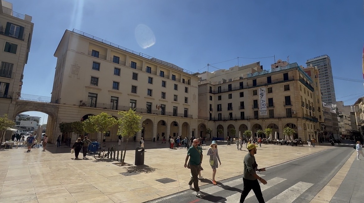 Lonja de Caballeros: Tradición y Luz en el Corazón de Alicante
