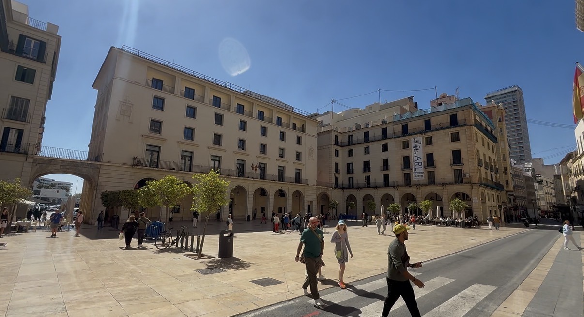 Lonja de Caballeros: Tradición y Luz en el Corazón de Alicante