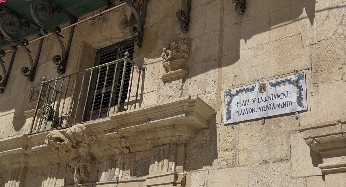 Lonja de Caballeros: Tradición y Luz en el Corazón de Alicante