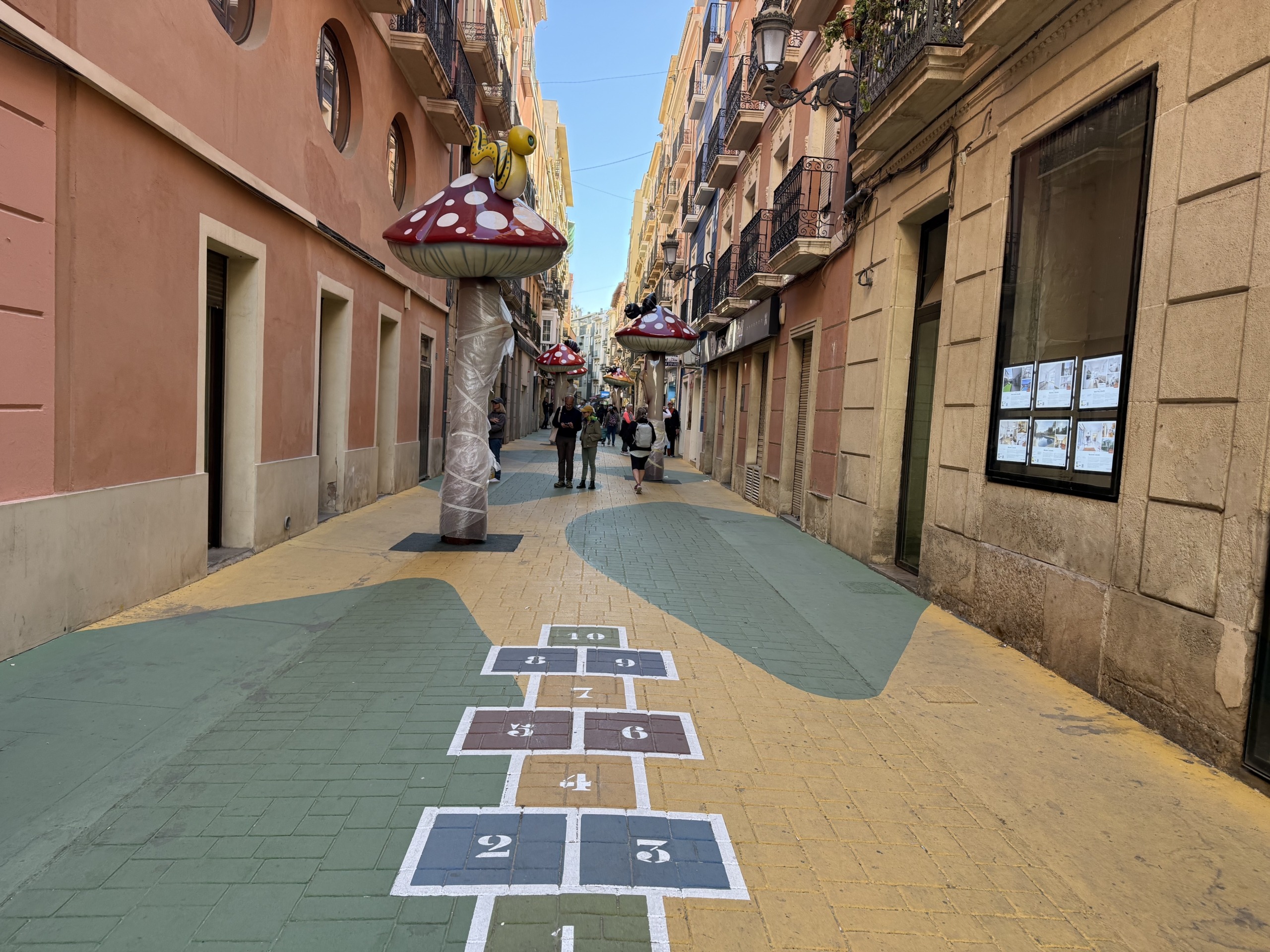 Lonja de Caballeros: Tradición y Luz en el Corazón de Alicante