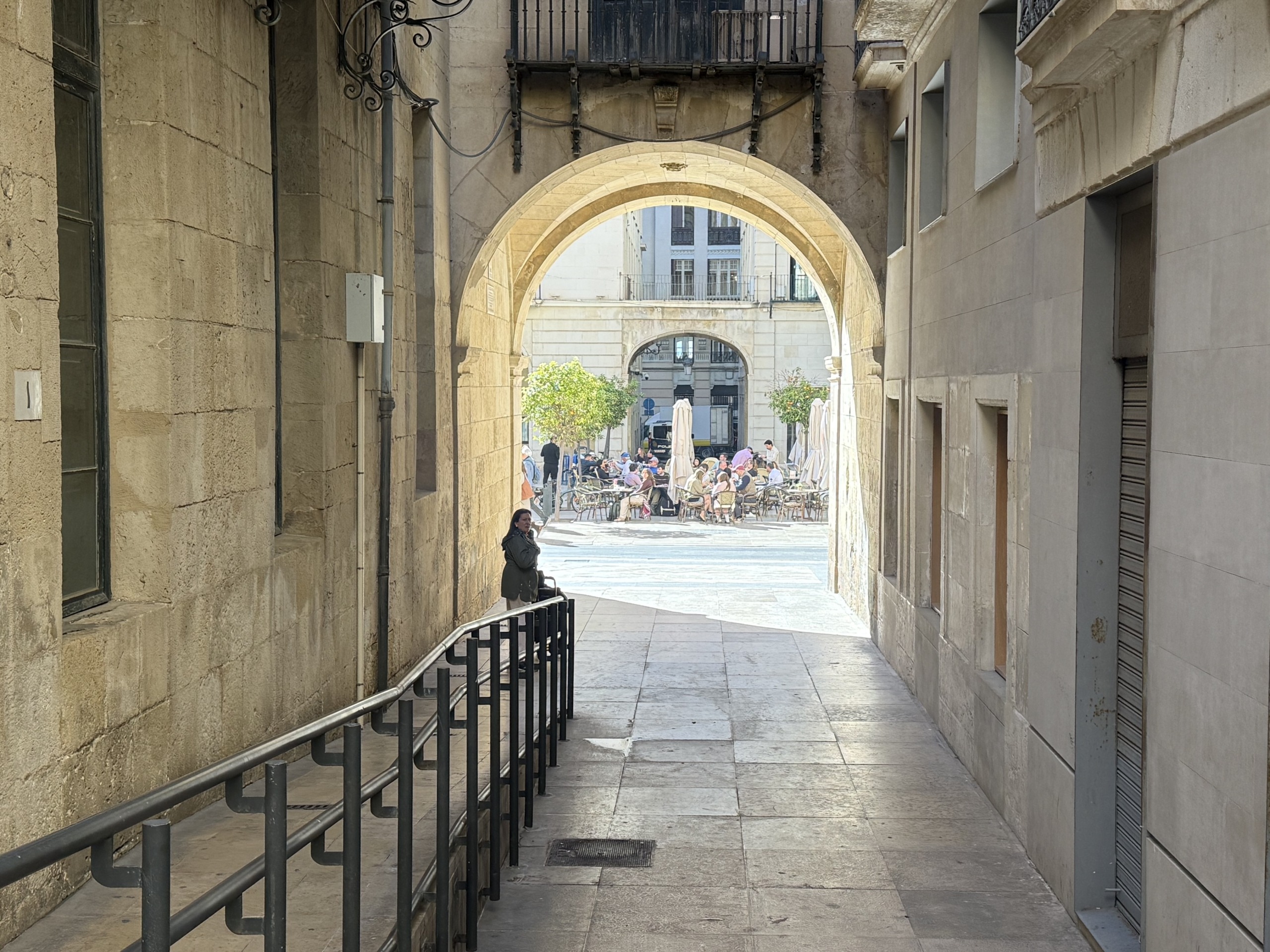 Lonja de Caballeros: Tradición y Luz en el Corazón de Alicante