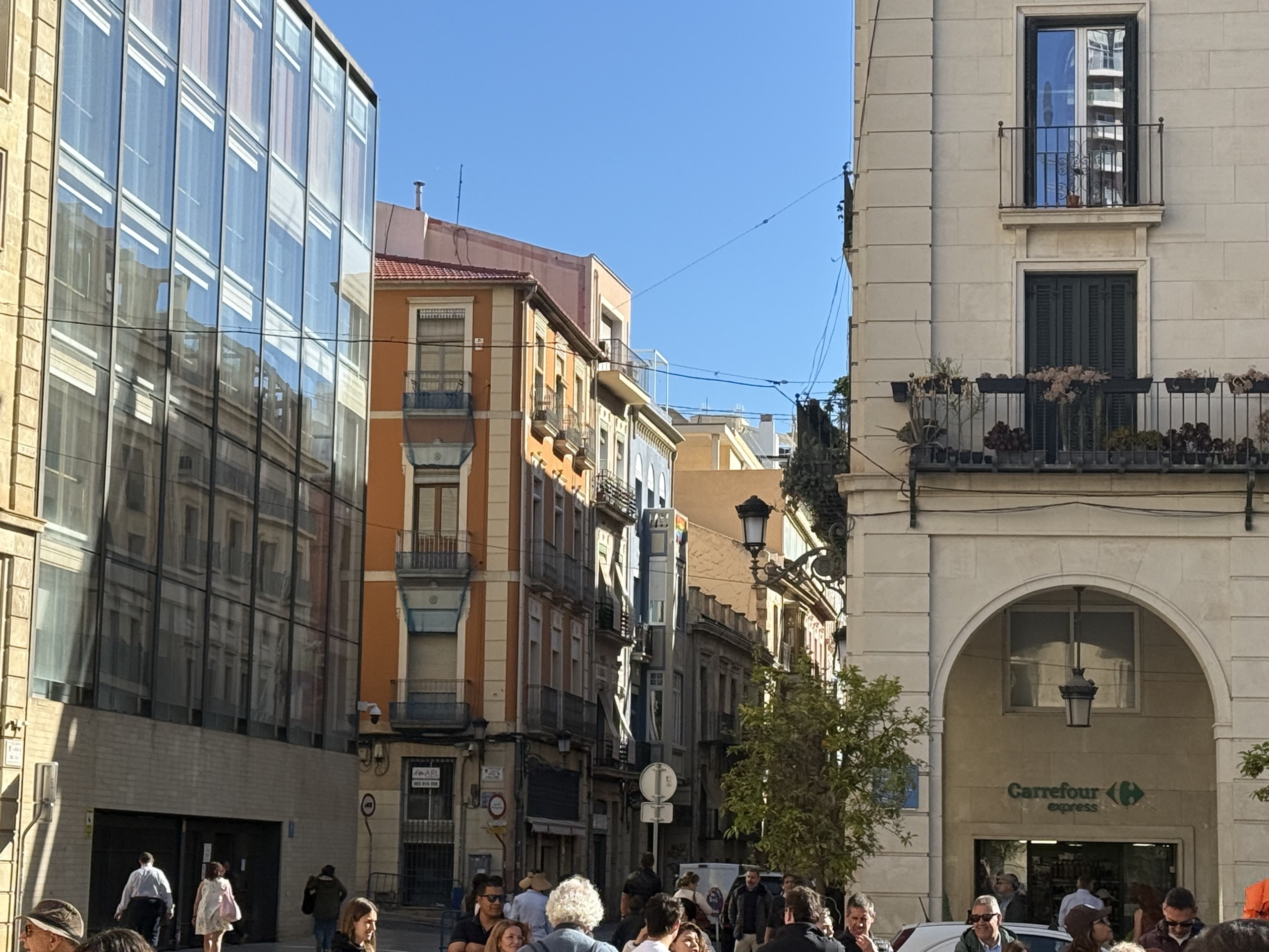 Lonja de Caballeros: Tradición y Luz en el Corazón de Alicante