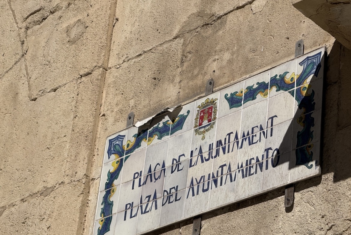 Lonja de Caballeros: Tradición y Luz en el Corazón de Alicante