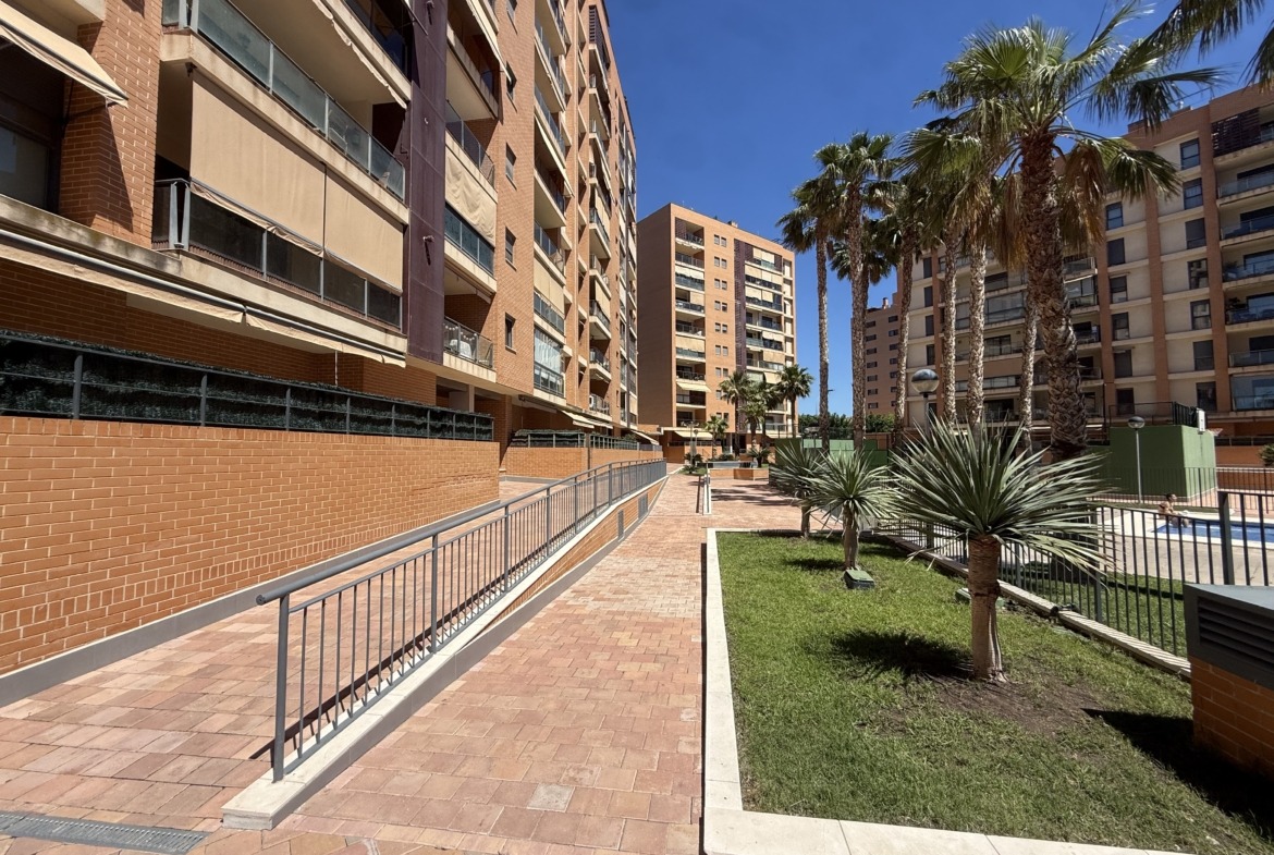 Piso en venta en PAU 1 Alicante con terraza y urbanización completa