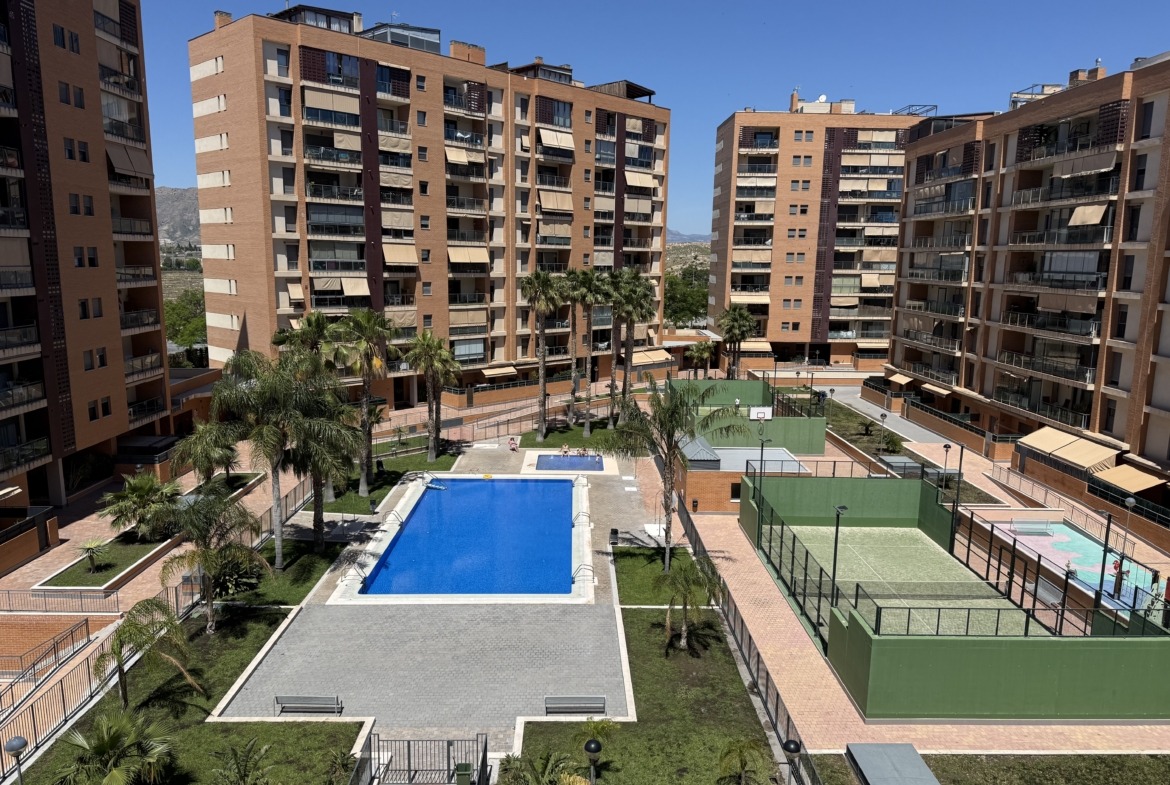 Piso en venta en PAU 1 Alicante con terraza y urbanización completa