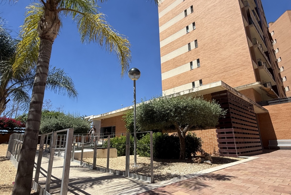 Piso en venta en PAU 1 Alicante con terraza y urbanización completa
