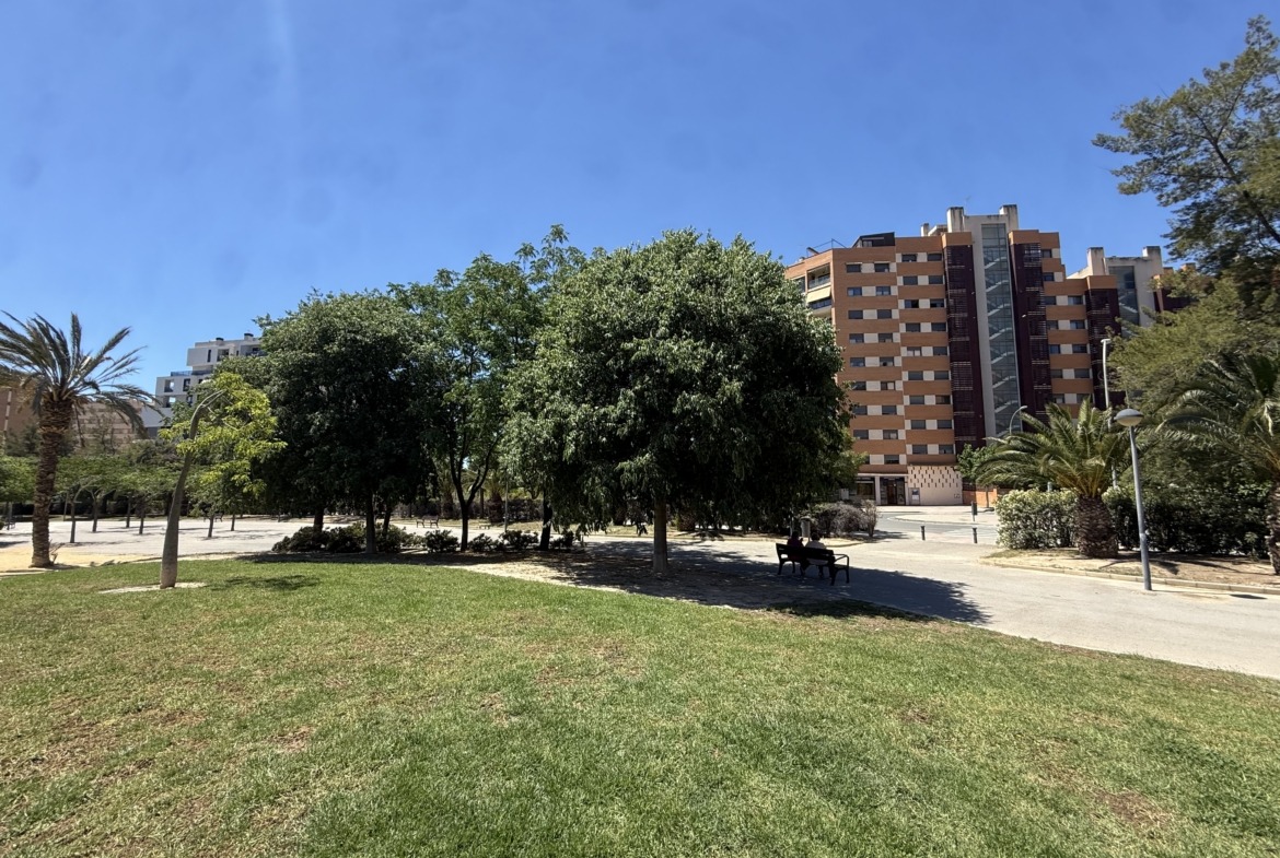 Piso en venta en PAU 1 Alicante con terraza y urbanización completa