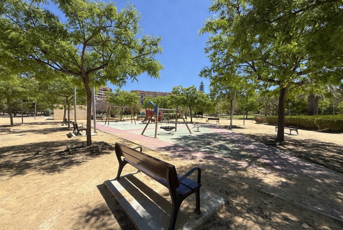 Piso en venta en PAU 1 Alicante con terraza y urbanización completa