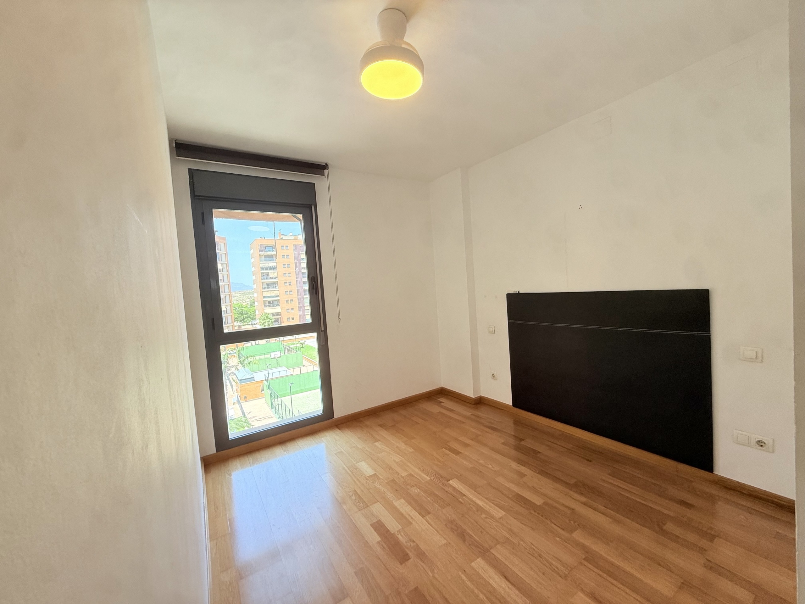 Piso en venta en PAU 1 Alicante con terraza y urbanización completa