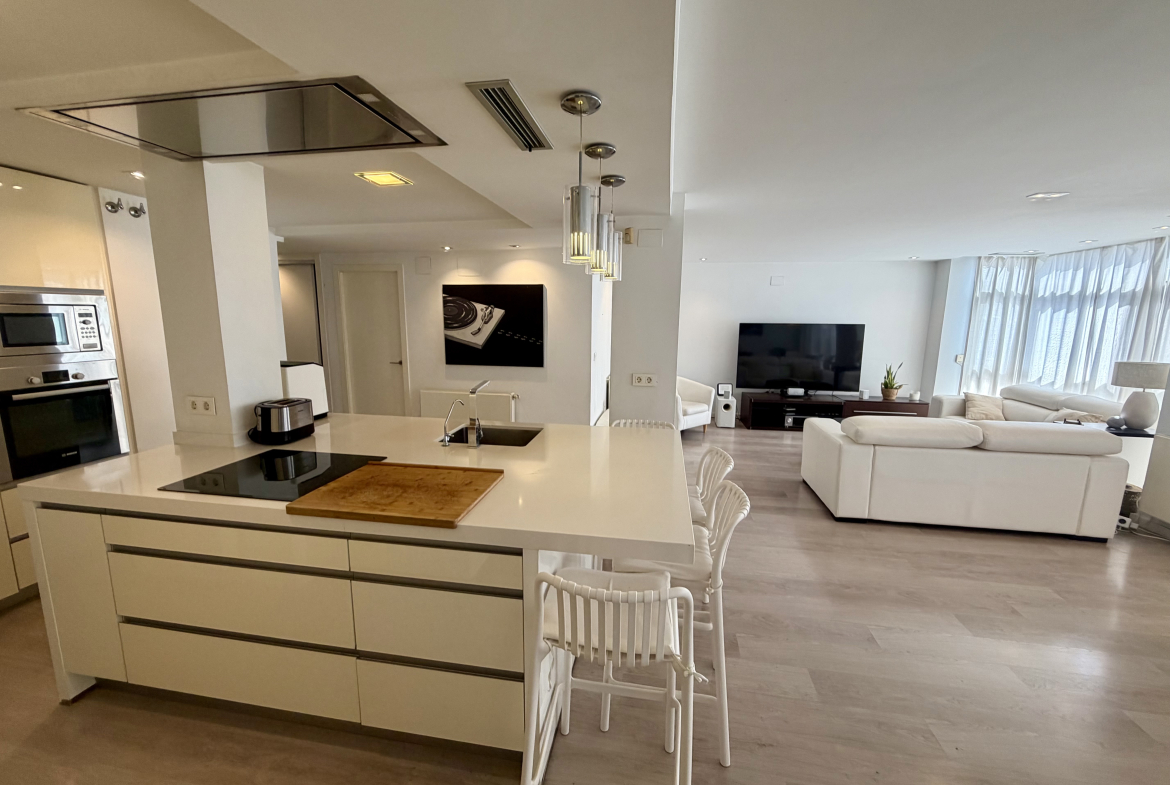 Piso en venta en Reyes Católicos Alicante reformado con amplio salón y cocina con isla