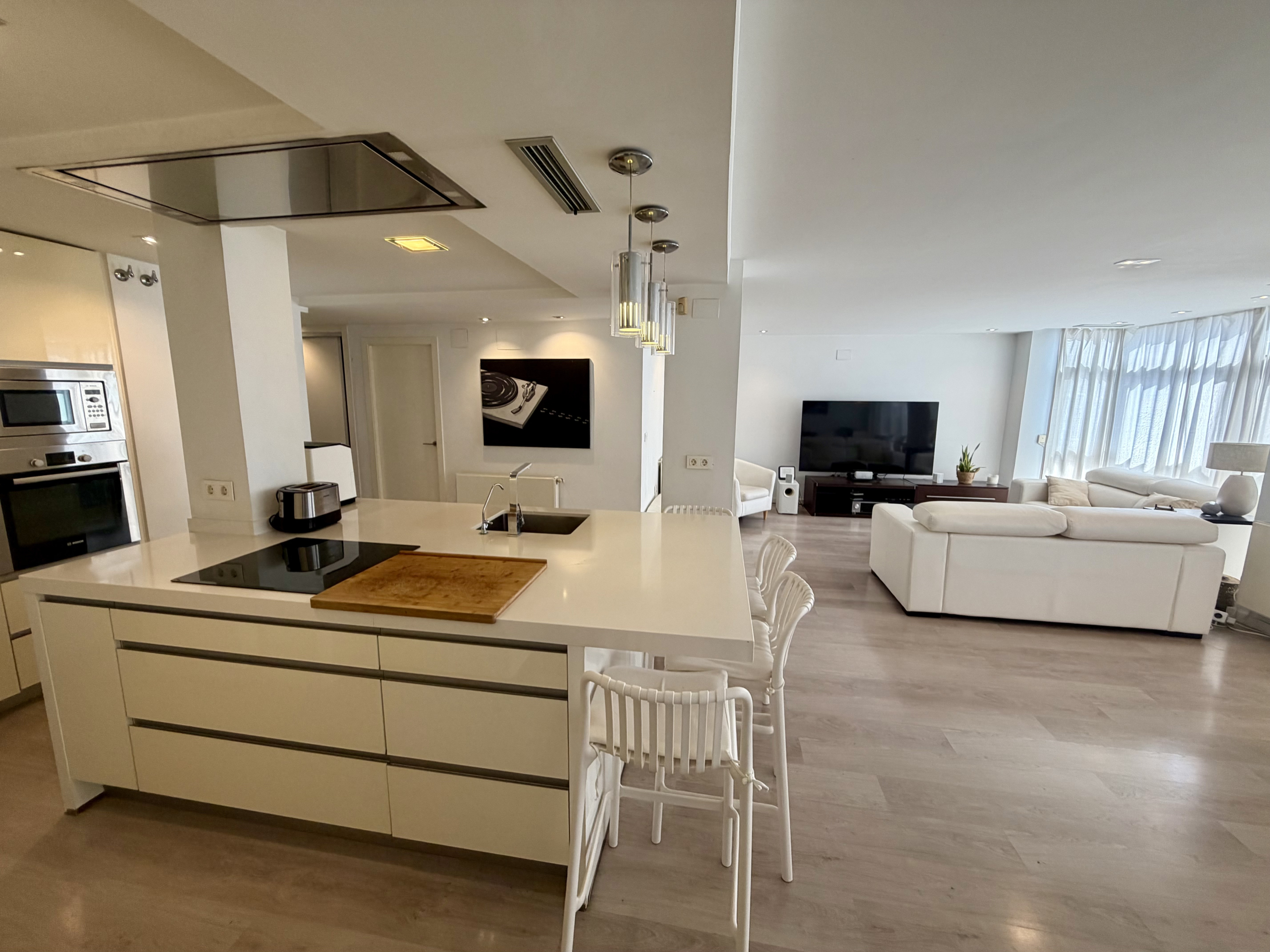Piso en venta en Reyes Católicos Alicante reformado con amplio salón y cocina con isla