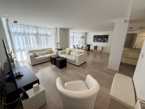 Piso en venta en Reyes Católicos Alicante reformado con amplio salón y cocina con isla