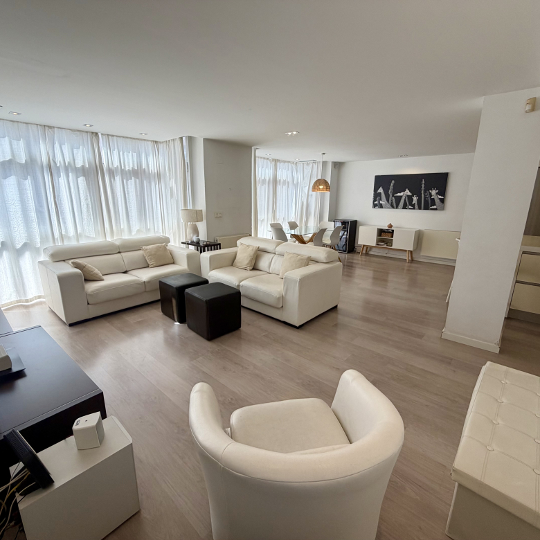 Piso en venta en Reyes Católicos Alicante reformado con amplio salón y cocina con isla