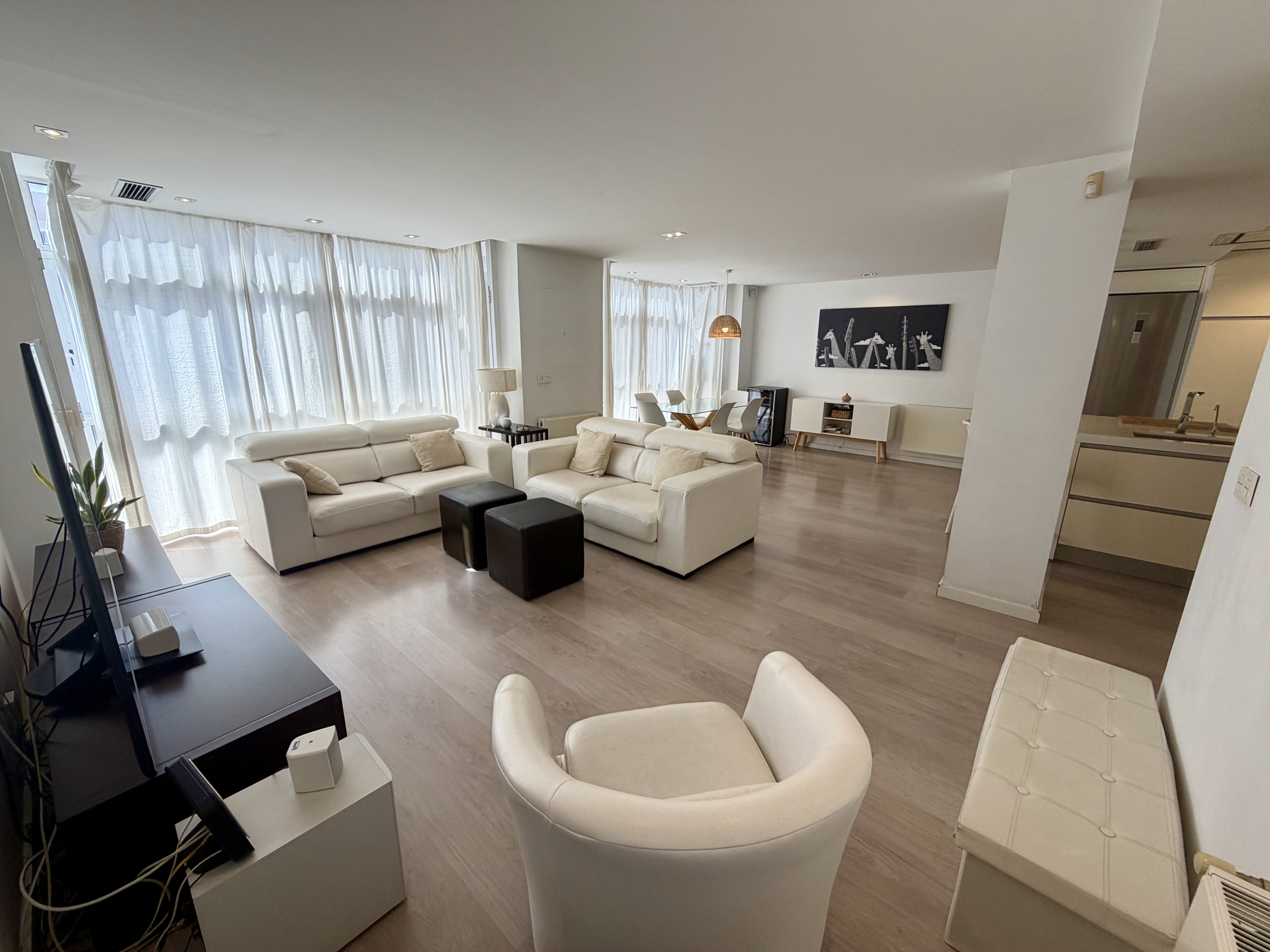 Piso en venta en Reyes Católicos Alicante reformado con amplio salón y cocina con isla