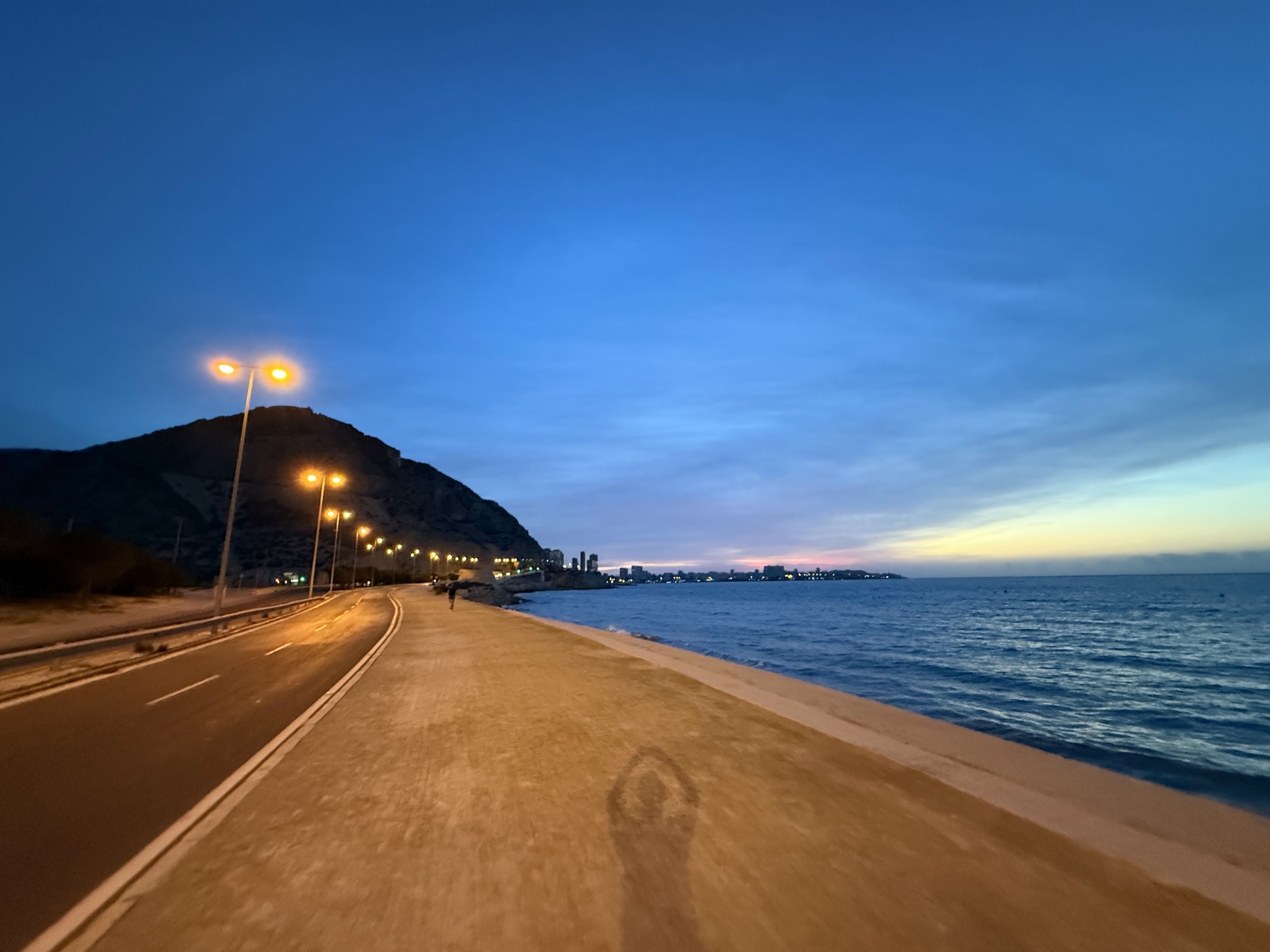 Tramo costero de la Vía Verde de la Cantera en Alicante con vistas al Castillo de Santa Bárbara