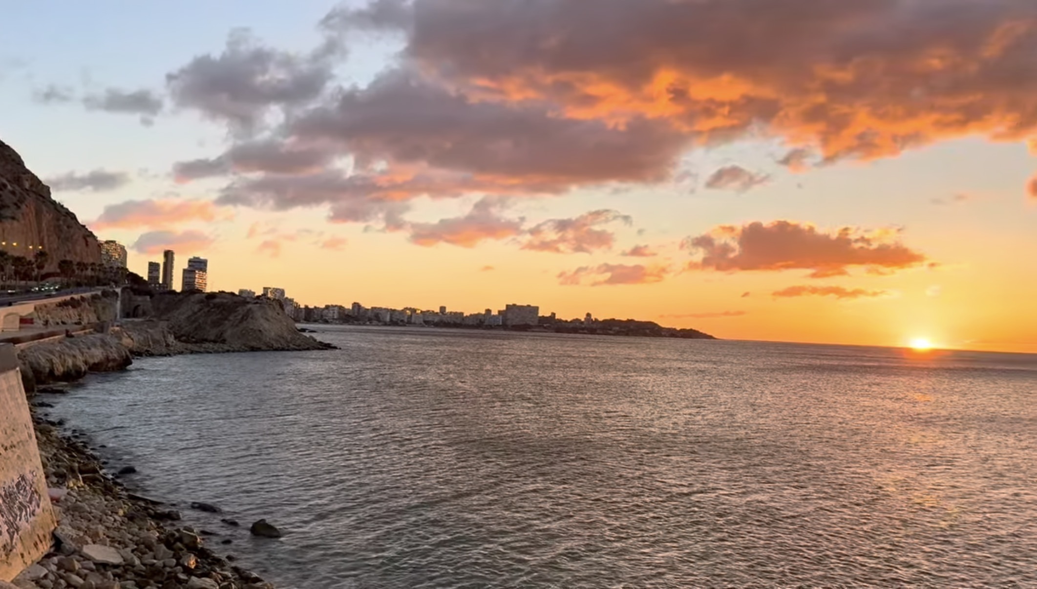Paseo peatonal de la Vía Verde de la Cantera junto al mar y la Serra Grossa en Alicante